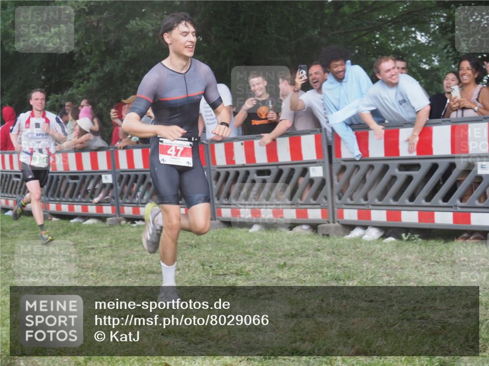 21.06.2025 - 27. Vierlanden-Triathlon KatJ http://msf.ph/oto/8029066 15.06.2025 13:34:00 Ziel 47, 734, 857, 912 meine-sportfotos.de