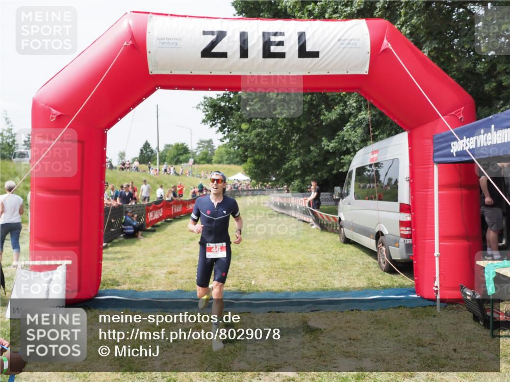 21.06.2025 - 27. Vierlanden-Triathlon MichiJ http://msf.ph/oto/8029078 15.06.2026 12:19:42 Ziel 46 meine-sportfotos.de