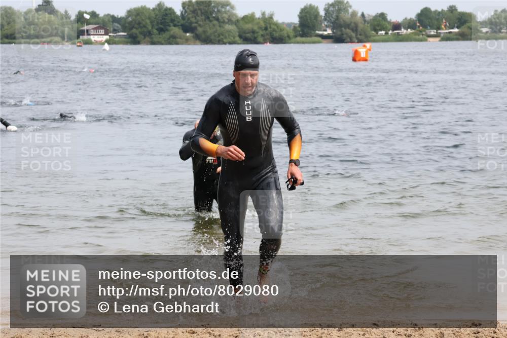 15.06.2025 - 27. Vierlanden-Triathlon Lena Gebhardt http://msf.ph/oto/8029080 15.06.2025 11:04:35 Schwimmen 841, 859 meine-sportfotos.de