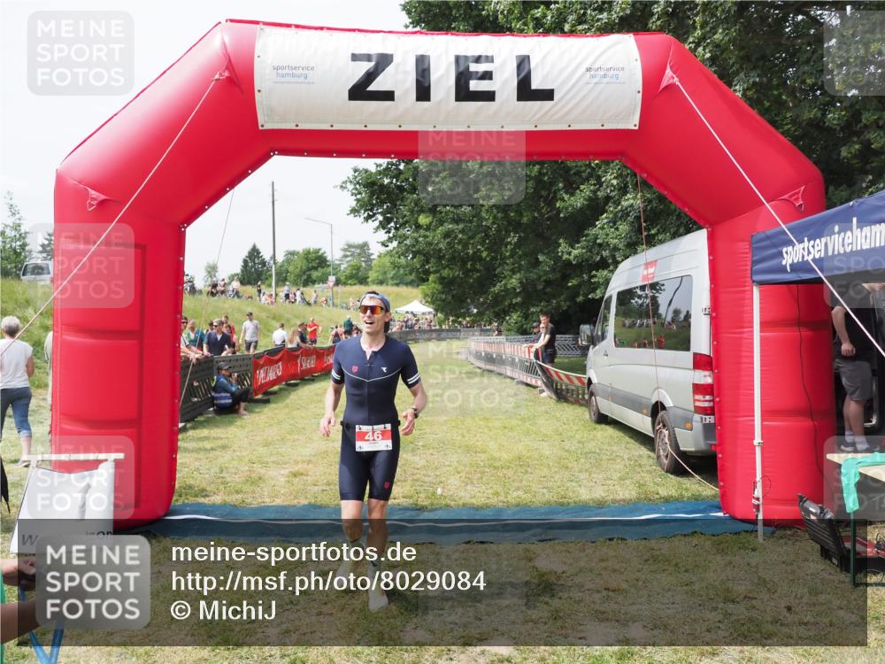 21.06.2025 - 27. Vierlanden-Triathlon MichiJ http://msf.ph/oto/8029084 15.06.2026 12:19:42 Ziel 46 meine-sportfotos.de