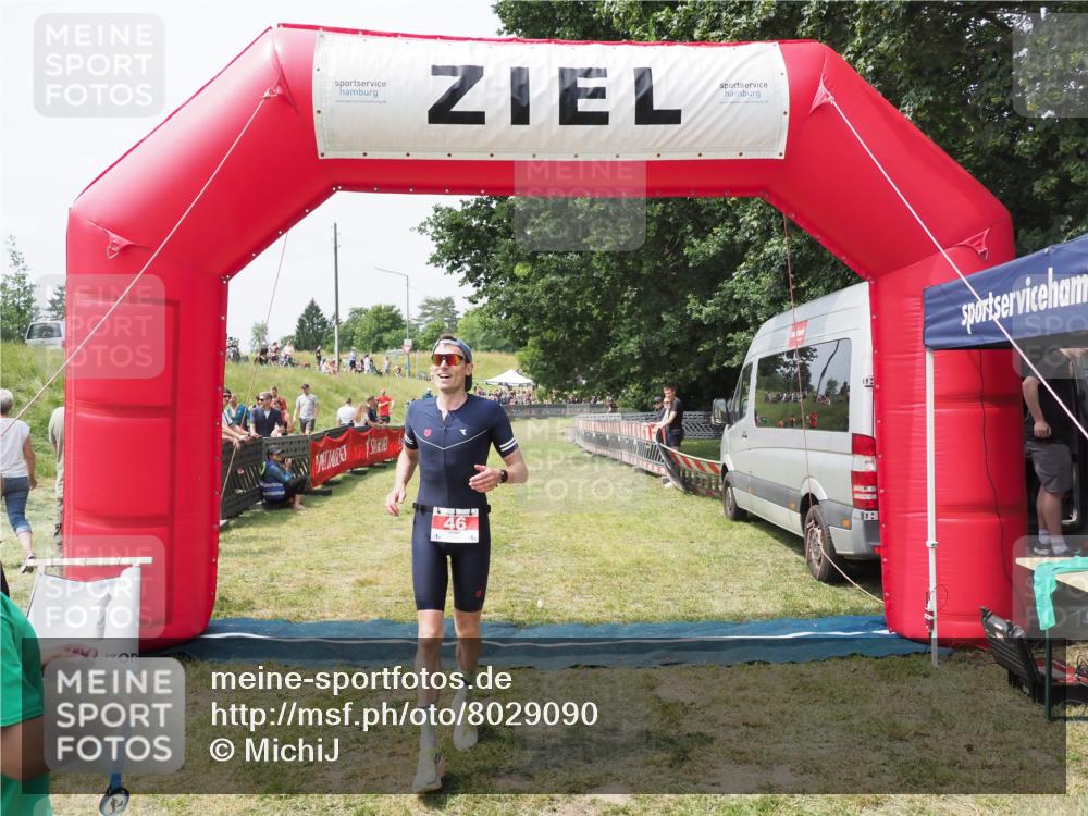 21.06.2025 - 27. Vierlanden-Triathlon MichiJ http://msf.ph/oto/8029090 15.06.2026 12:19:42 Ziel 46 meine-sportfotos.de