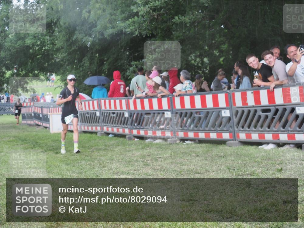 21.06.2025 - 27. Vierlanden-Triathlon KatJ http://msf.ph/oto/8029094 15.06.2025 13:34:08 Ziel 769, 912 meine-sportfotos.de
