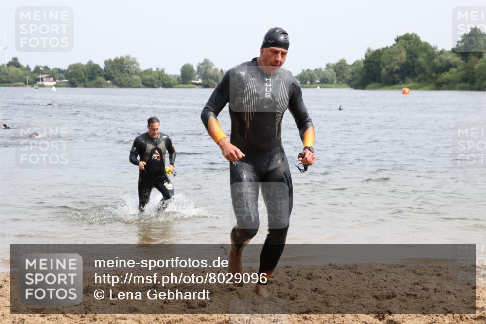 15.06.2025 - 27. Vierlanden-Triathlon Lena Gebhardt http://msf.ph/oto/8029096 15.06.2025 11:04:37 Schwimmen 841, 859 meine-sportfotos.de