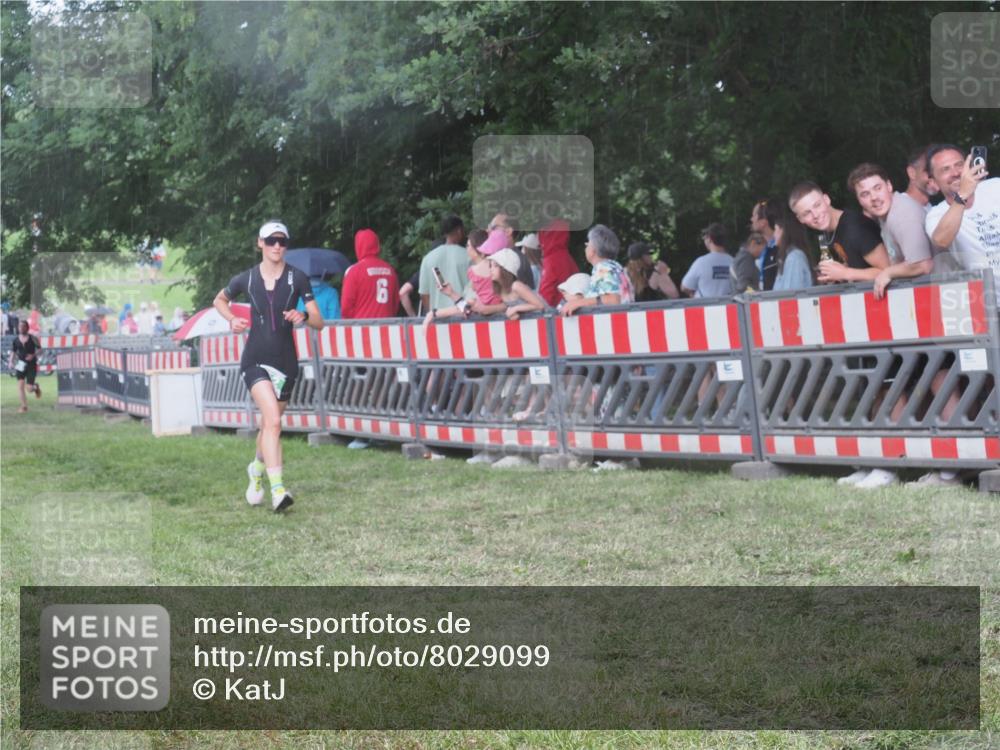 21.06.2025 - 27. Vierlanden-Triathlon KatJ http://msf.ph/oto/8029099 15.06.2025 13:34:09 Ziel 769, 912 meine-sportfotos.de