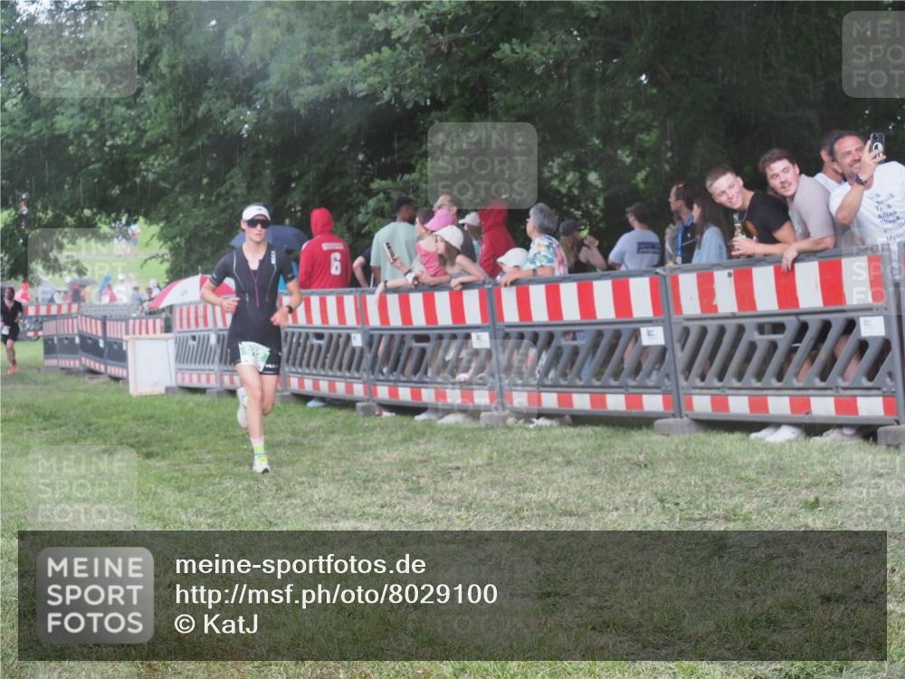21.06.2025 - 27. Vierlanden-Triathlon KatJ http://msf.ph/oto/8029100 15.06.2025 13:34:09 Ziel 769, 912 meine-sportfotos.de