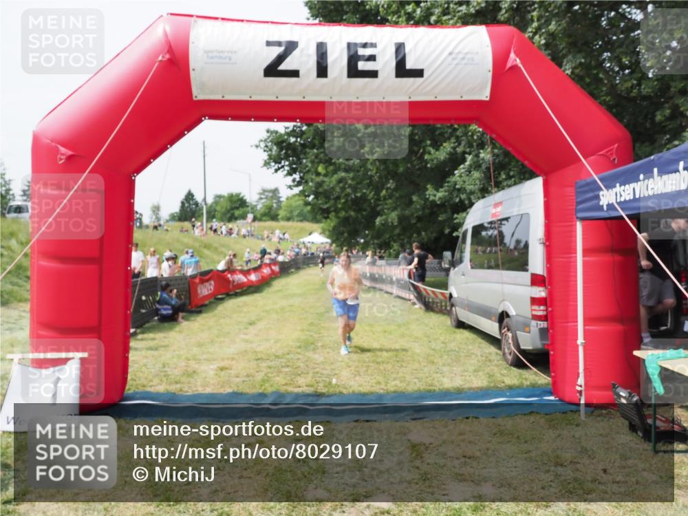 21.06.2025 - 27. Vierlanden-Triathlon MichiJ http://msf.ph/oto/8029107 15.06.2026 12:20:11 Ziel 498 meine-sportfotos.de