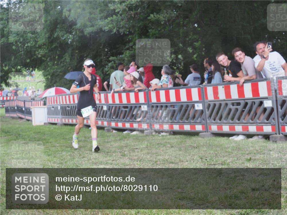 21.06.2025 - 27. Vierlanden-Triathlon KatJ http://msf.ph/oto/8029110 15.06.2025 13:34:09 Ziel 769, 912 meine-sportfotos.de