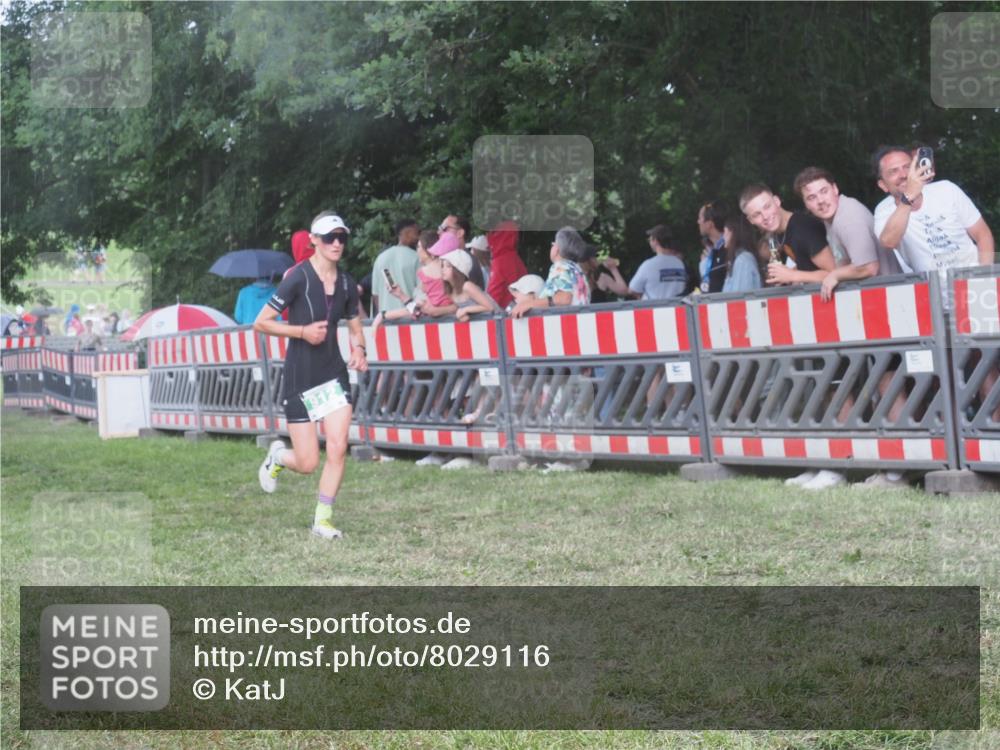 21.06.2025 - 27. Vierlanden-Triathlon KatJ http://msf.ph/oto/8029116 15.06.2025 13:34:09 Ziel 769, 912 meine-sportfotos.de