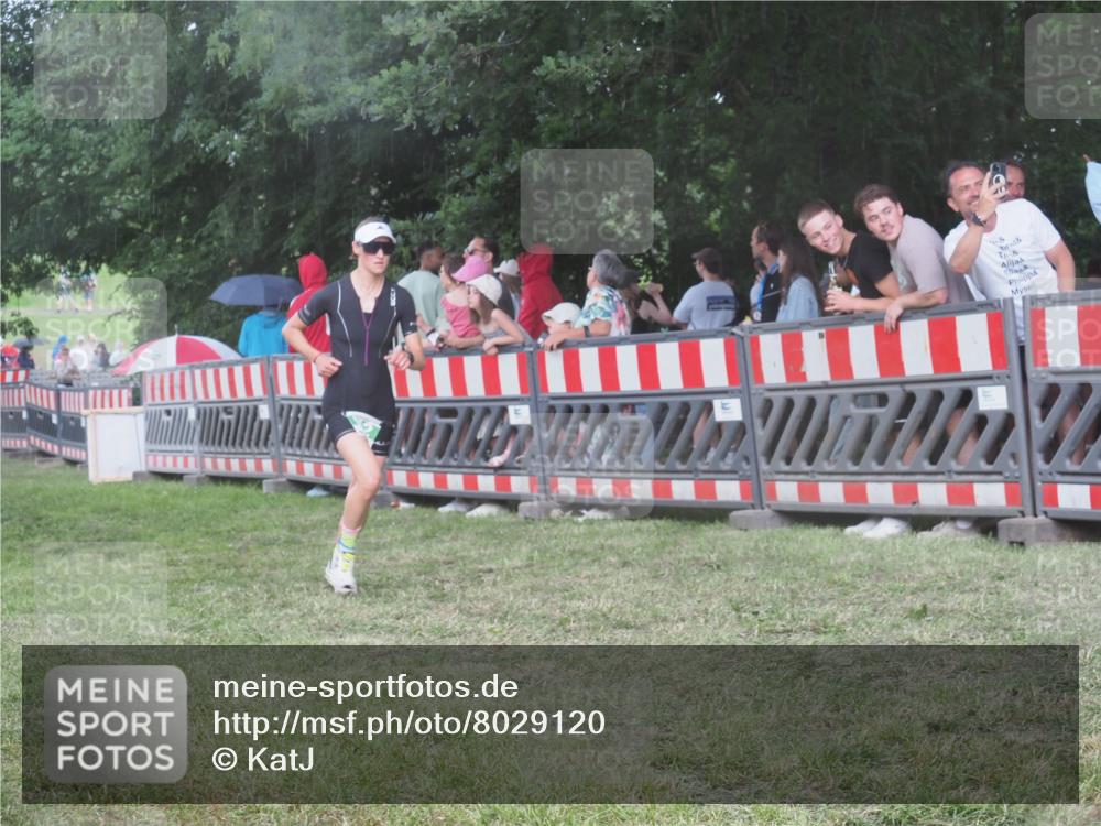 21.06.2025 - 27. Vierlanden-Triathlon KatJ http://msf.ph/oto/8029120 15.06.2025 13:34:09 Ziel 769, 912 meine-sportfotos.de