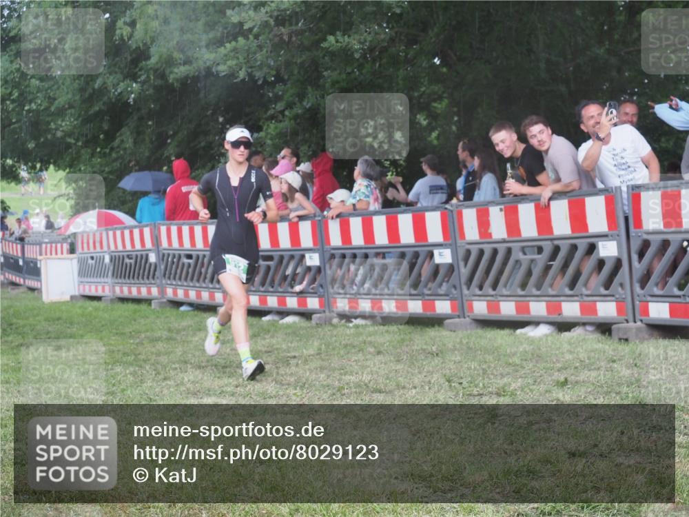 21.06.2025 - 27. Vierlanden-Triathlon KatJ http://msf.ph/oto/8029123 15.06.2025 13:34:09 Ziel 769, 912 meine-sportfotos.de