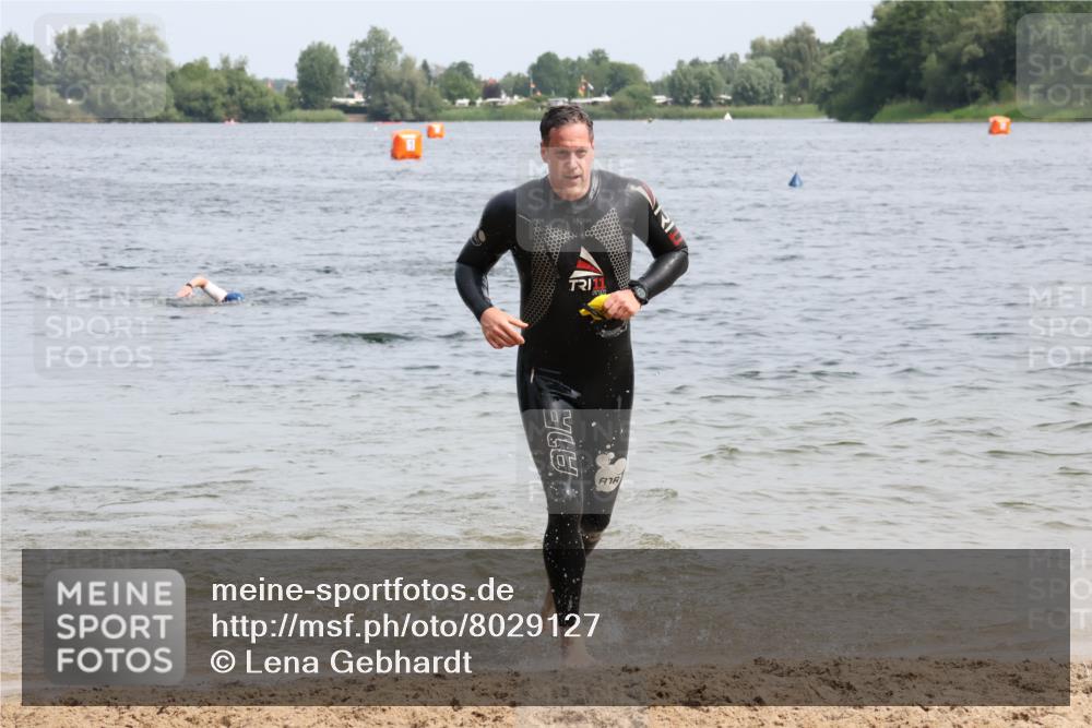 15.06.2025 - 27. Vierlanden-Triathlon Lena Gebhardt http://msf.ph/oto/8029127 15.06.2025 11:04:39 Schwimmen 841, 859 meine-sportfotos.de