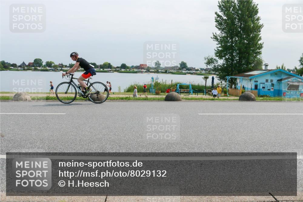 15.06.2025 - 27. Vierlanden-Triathlon H.Heesch http://msf.ph/oto/8029132 15.06.2025 11:26:14 Radfahren 18, 652, 682, 798, 800, 881 meine-sportfotos.de