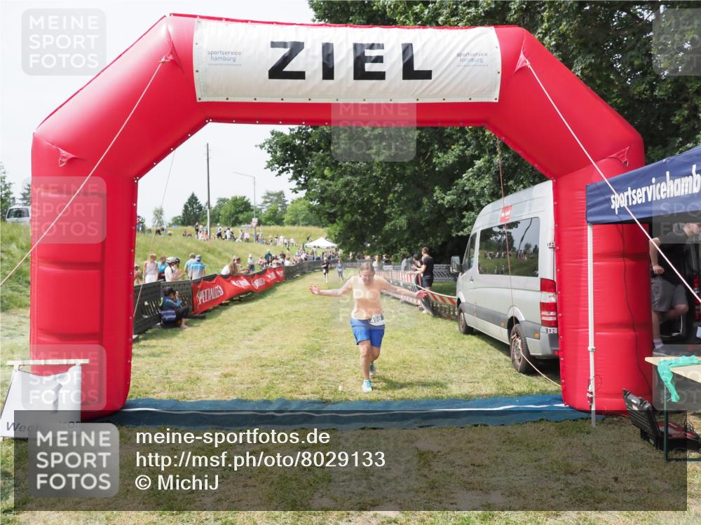 21.06.2025 - 27. Vierlanden-Triathlon MichiJ http://msf.ph/oto/8029133 15.06.2026 12:20:12 Ziel 498 meine-sportfotos.de