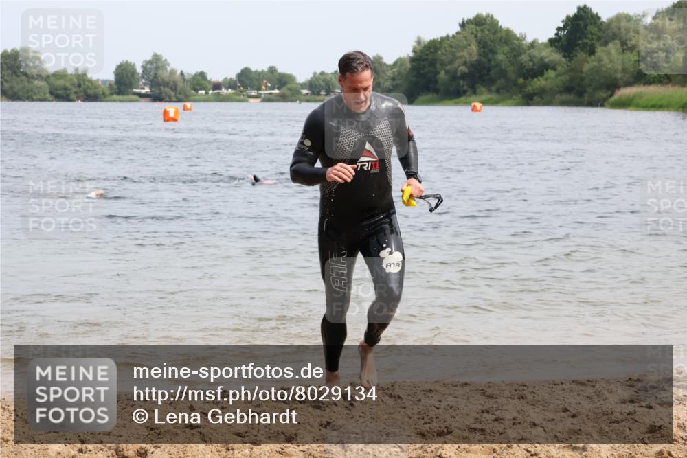 15.06.2025 - 27. Vierlanden-Triathlon Lena Gebhardt http://msf.ph/oto/8029134 15.06.2025 11:04:40 Schwimmen 841, 859 meine-sportfotos.de