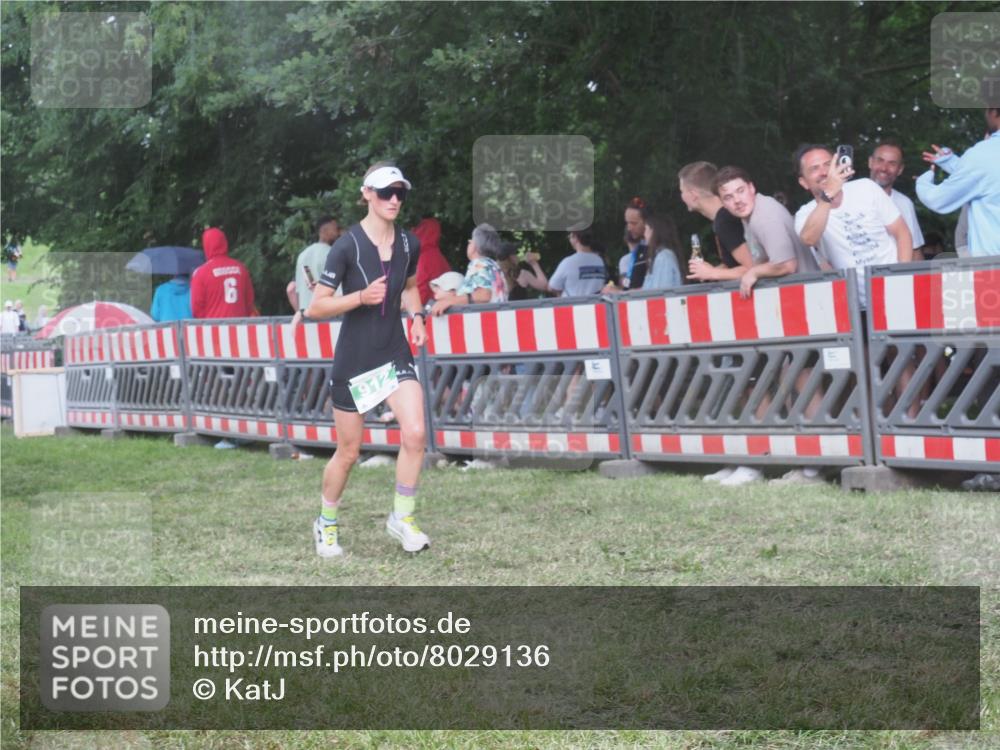 21.06.2025 - 27. Vierlanden-Triathlon KatJ http://msf.ph/oto/8029136 15.06.2025 13:34:10 Ziel 769, 912 meine-sportfotos.de