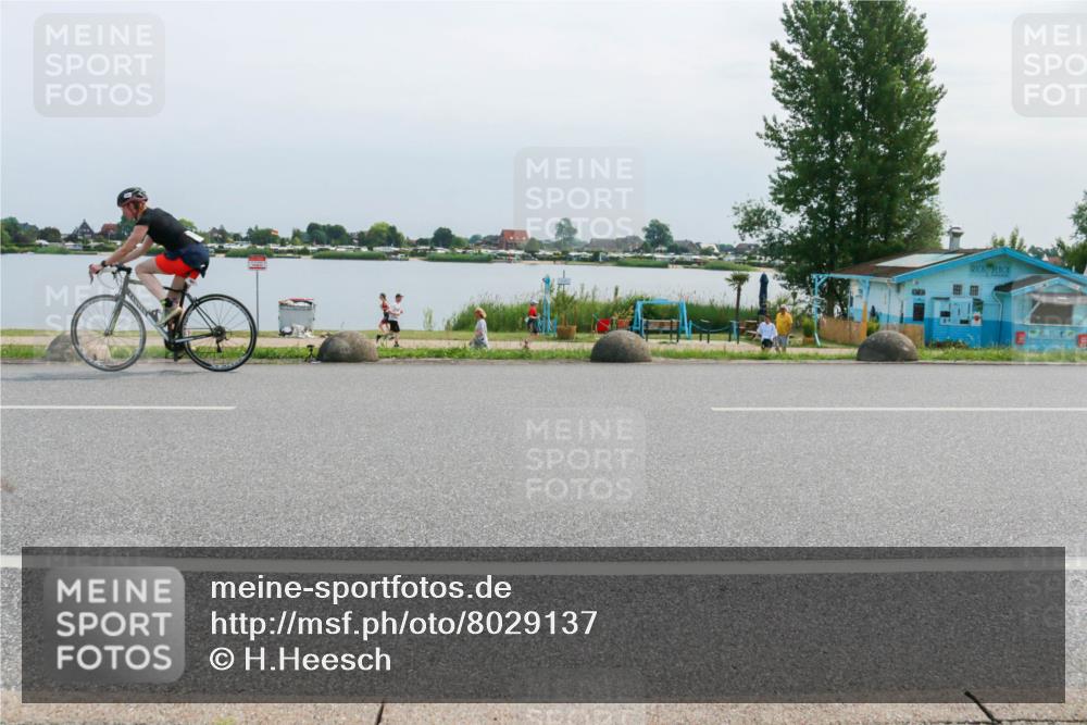 15.06.2025 - 27. Vierlanden-Triathlon H.Heesch http://msf.ph/oto/8029137 15.06.2025 11:26:14 Radfahren 18, 652, 682, 798, 800, 881 meine-sportfotos.de