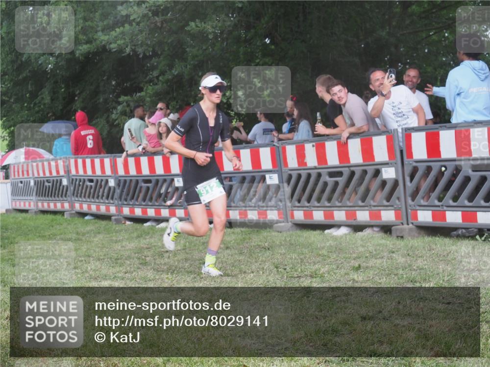 21.06.2025 - 27. Vierlanden-Triathlon KatJ http://msf.ph/oto/8029141 15.06.2025 13:34:10 Ziel 769, 912 meine-sportfotos.de