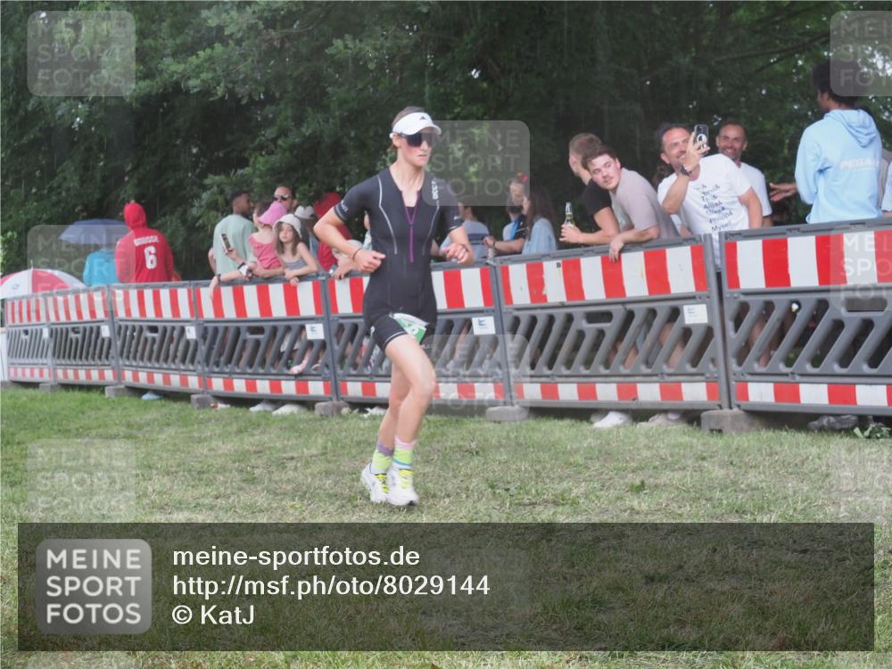 21.06.2025 - 27. Vierlanden-Triathlon KatJ http://msf.ph/oto/8029144 15.06.2025 13:34:10 Ziel 769, 912 meine-sportfotos.de