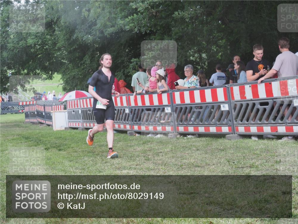 21.06.2025 - 27. Vierlanden-Triathlon KatJ http://msf.ph/oto/8029149 15.06.2025 13:34:17 Ziel 769 meine-sportfotos.de