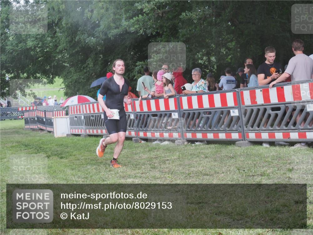 21.06.2025 - 27. Vierlanden-Triathlon KatJ http://msf.ph/oto/8029153 15.06.2025 13:34:17 Ziel 769 meine-sportfotos.de