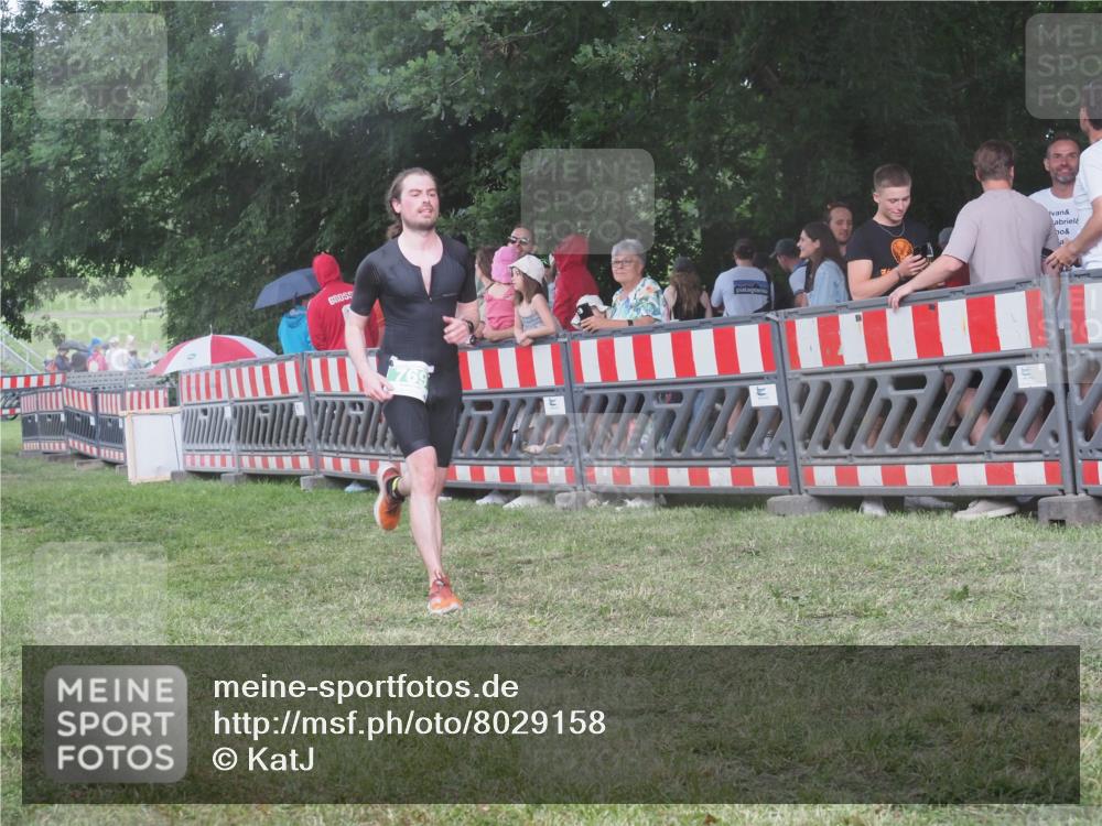 21.06.2025 - 27. Vierlanden-Triathlon KatJ http://msf.ph/oto/8029158 15.06.2025 13:34:17 Ziel 769 meine-sportfotos.de