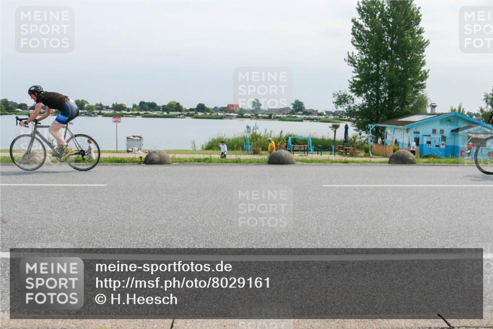 15.06.2025 - 27. Vierlanden-Triathlon H.Heesch http://msf.ph/oto/8029161 15.06.2025 11:26:20 Radfahren 18, 881, 911, 945, 978 meine-sportfotos.de