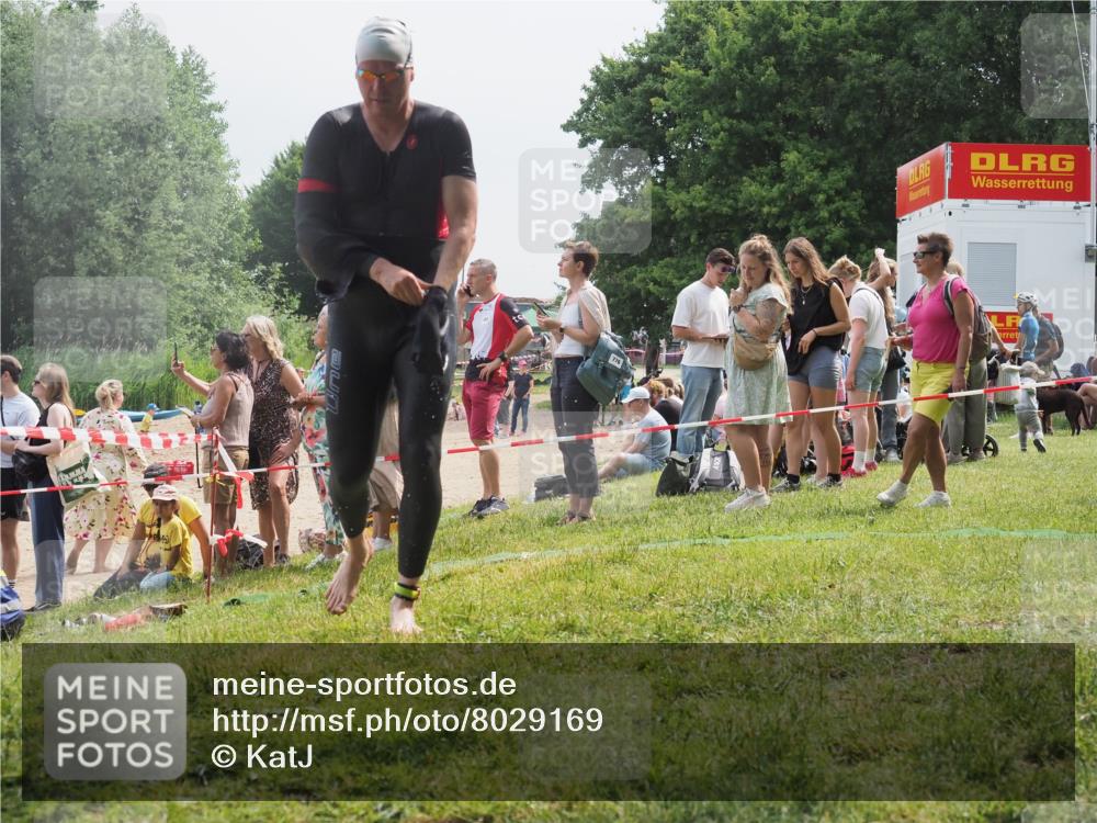 15.06.2025 - 27. Vierlanden-Triathlon KatJ http://msf.ph/oto/8029169 15.06.2025 11:04:26 Schwimmen 658, 763 meine-sportfotos.de