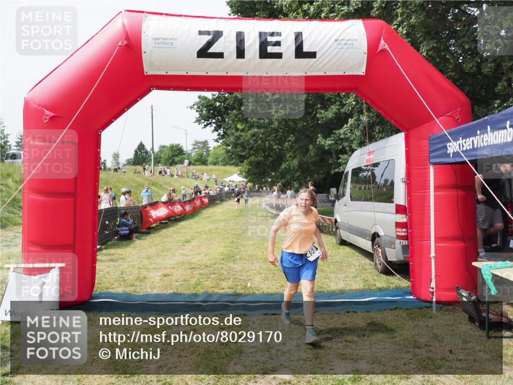 21.06.2025 - 27. Vierlanden-Triathlon MichiJ http://msf.ph/oto/8029170 15.06.2026 12:20:13 Ziel 498 meine-sportfotos.de