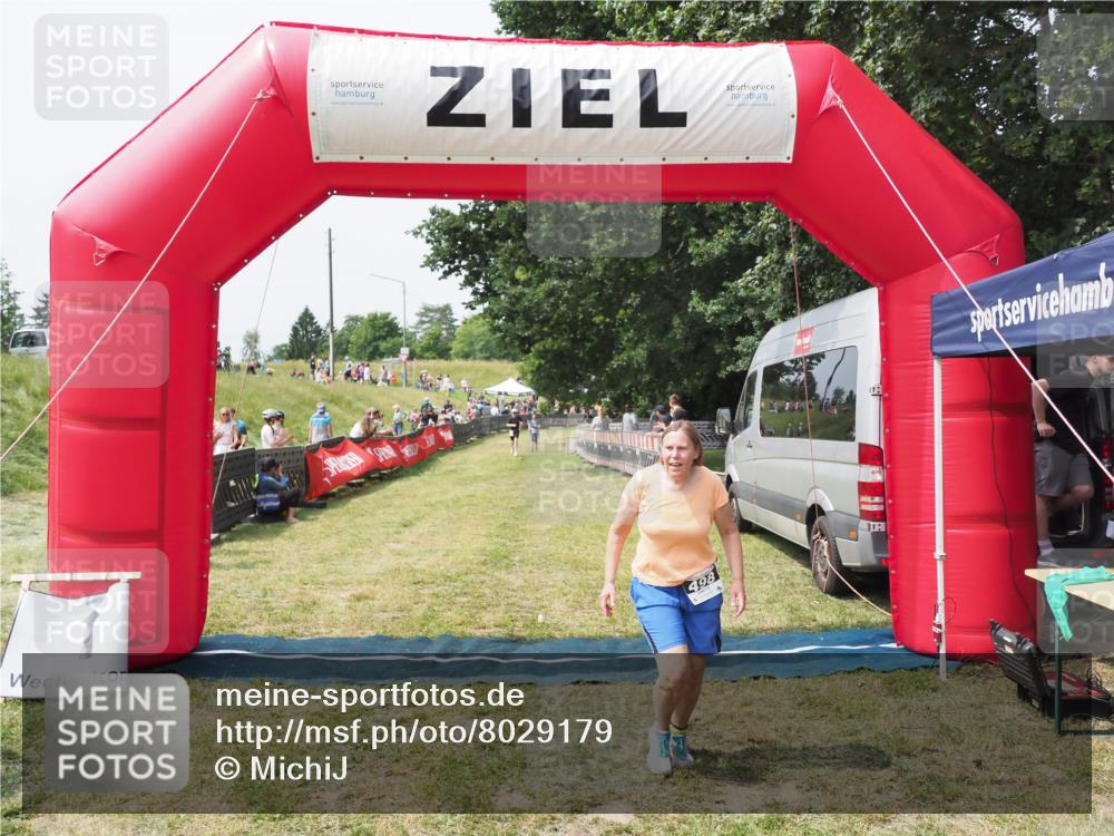 21.06.2025 - 27. Vierlanden-Triathlon MichiJ http://msf.ph/oto/8029179 15.06.2026 12:20:13 Ziel 498 meine-sportfotos.de