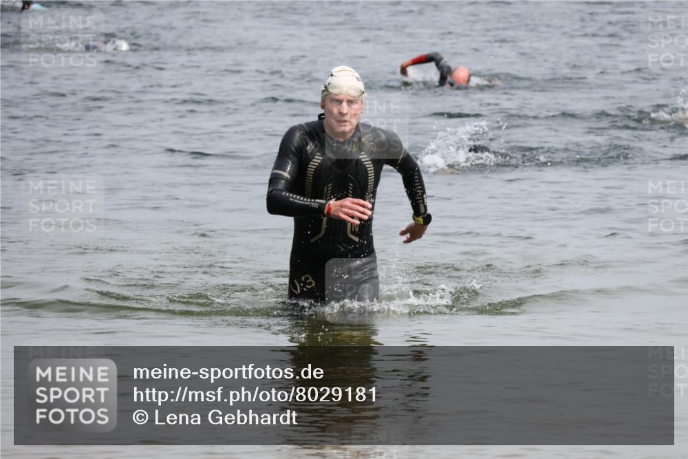 15.06.2025 - 27. Vierlanden-Triathlon Lena Gebhardt http://msf.ph/oto/8029181 15.06.2025 11:04:51 Schwimmen 803, 859 meine-sportfotos.de