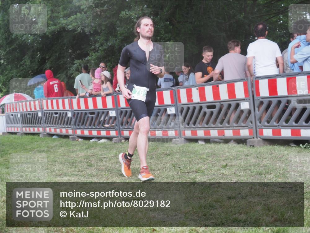 21.06.2025 - 27. Vierlanden-Triathlon KatJ http://msf.ph/oto/8029182 15.06.2025 13:34:18 Ziel 769 meine-sportfotos.de