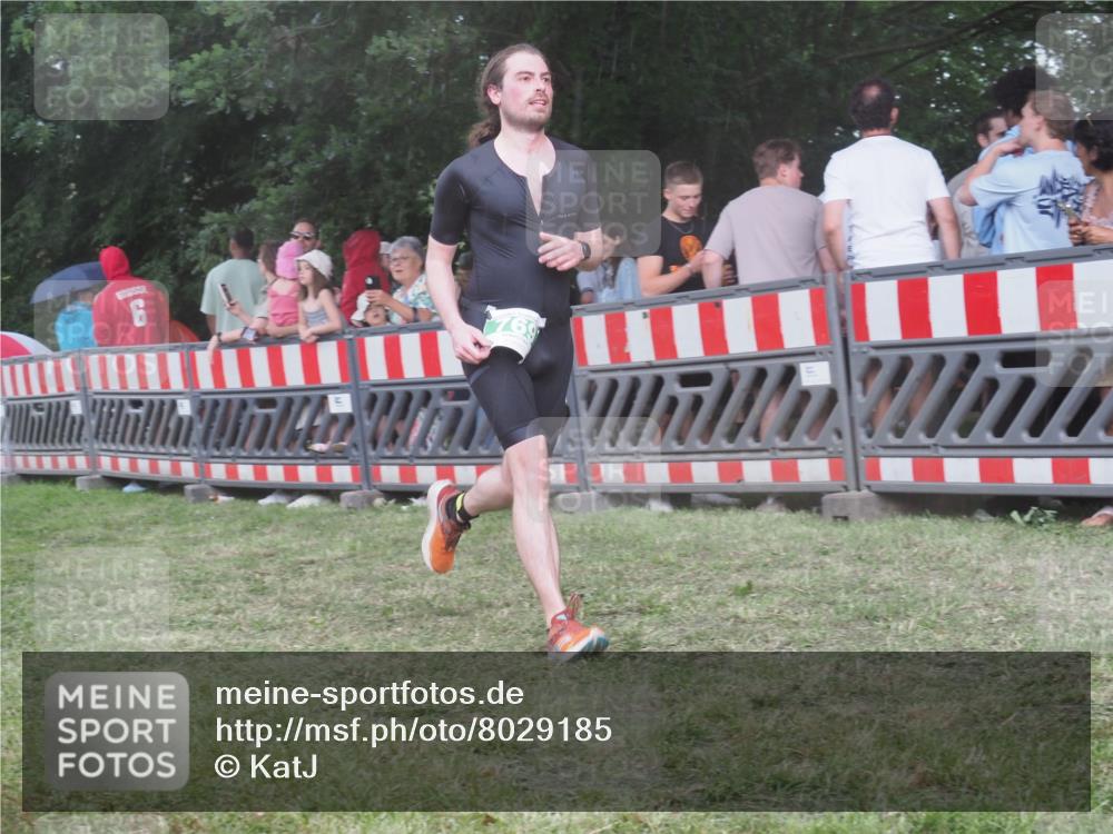 21.06.2025 - 27. Vierlanden-Triathlon KatJ http://msf.ph/oto/8029185 15.06.2025 13:34:18 Ziel 769 meine-sportfotos.de