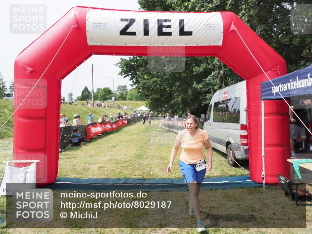 21.06.2025 - 27. Vierlanden-Triathlon MichiJ http://msf.ph/oto/8029187 15.06.2026 12:20:14 Ziel 498 meine-sportfotos.de