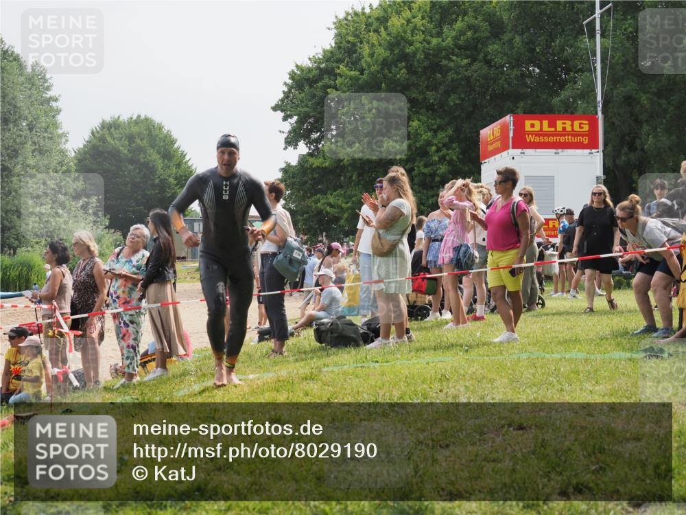 15.06.2025 - 27. Vierlanden-Triathlon KatJ http://msf.ph/oto/8029190 15.06.2025 11:04:42 Schwimmen 841, 859 meine-sportfotos.de