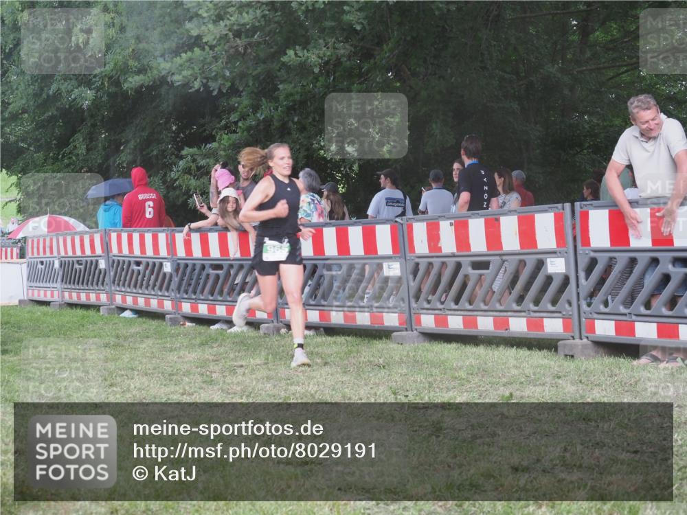 21.06.2025 - 27. Vierlanden-Triathlon KatJ http://msf.ph/oto/8029191 15.06.2025 13:34:36 Ziel 804, 965 meine-sportfotos.de