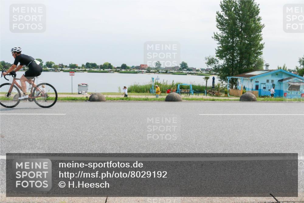 15.06.2025 - 27. Vierlanden-Triathlon H.Heesch http://msf.ph/oto/8029192 15.06.2025 11:26:21 Radfahren 18, 911, 945, 978 meine-sportfotos.de
