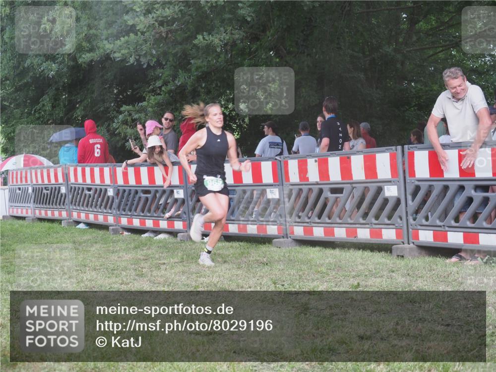 21.06.2025 - 27. Vierlanden-Triathlon KatJ http://msf.ph/oto/8029196 15.06.2025 13:34:36 Ziel 804, 965 meine-sportfotos.de