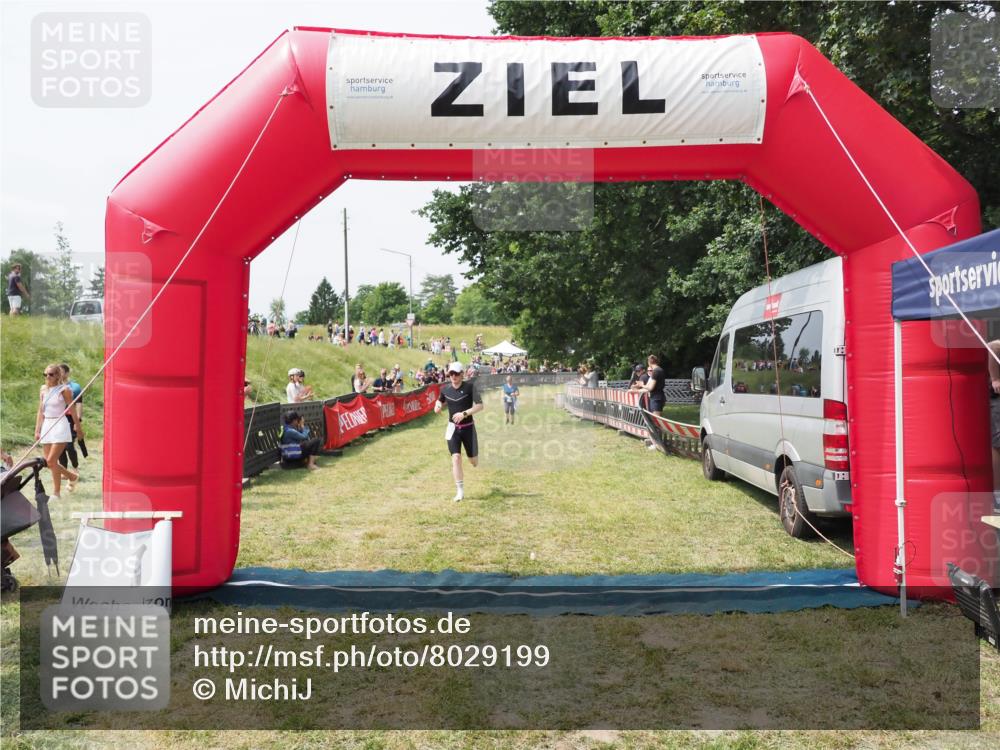 21.06.2025 - 27. Vierlanden-Triathlon MichiJ http://msf.ph/oto/8029199 15.06.2026 12:20:19 Ziel 10, 498 meine-sportfotos.de