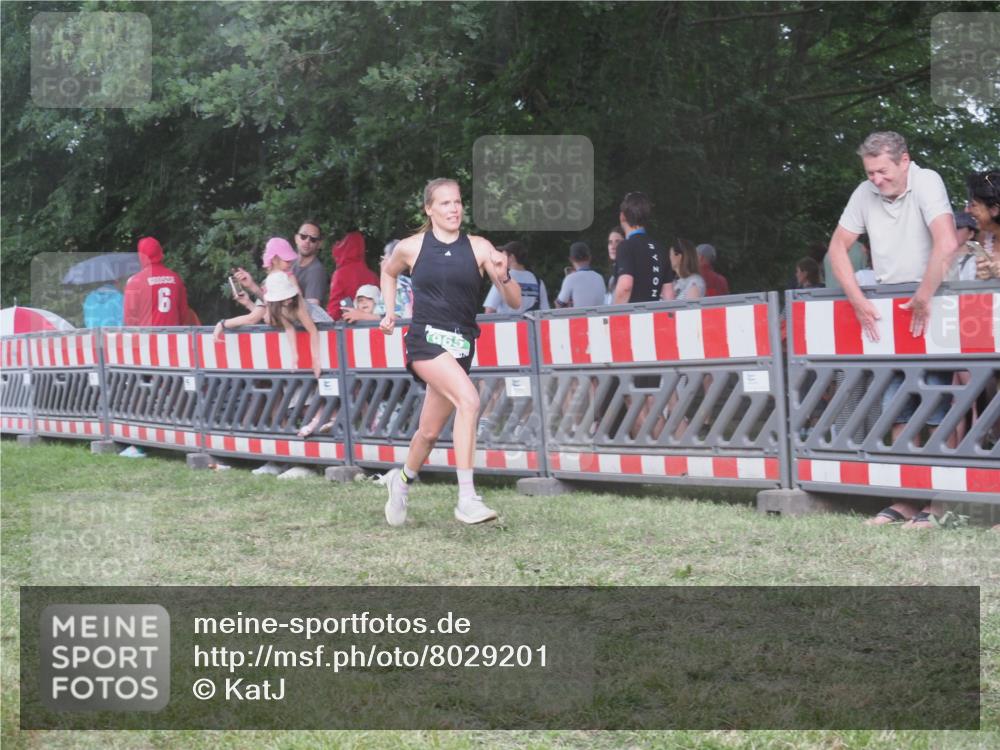 21.06.2025 - 27. Vierlanden-Triathlon KatJ http://msf.ph/oto/8029201 15.06.2025 13:34:36 Ziel 804, 965 meine-sportfotos.de