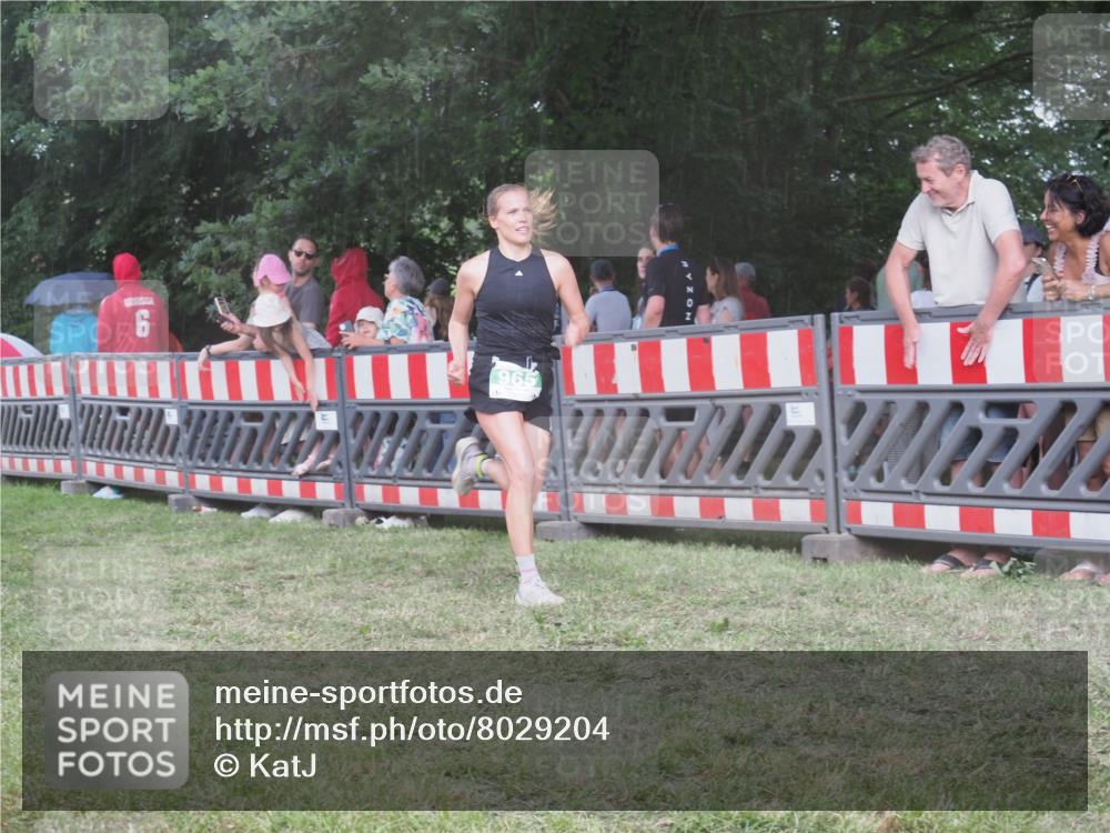 21.06.2025 - 27. Vierlanden-Triathlon KatJ http://msf.ph/oto/8029204 15.06.2025 13:34:36 Ziel 804, 965 meine-sportfotos.de
