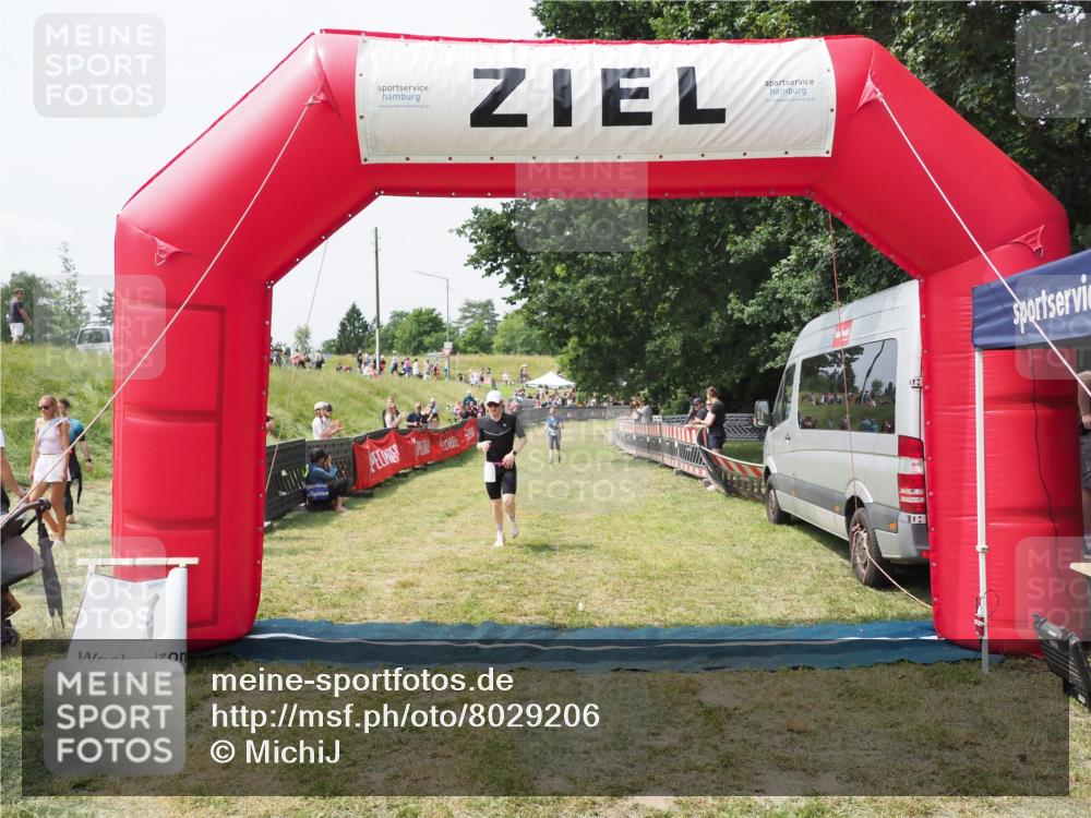 21.06.2025 - 27. Vierlanden-Triathlon MichiJ http://msf.ph/oto/8029206 15.06.2026 12:20:19 Ziel 10, 498 meine-sportfotos.de