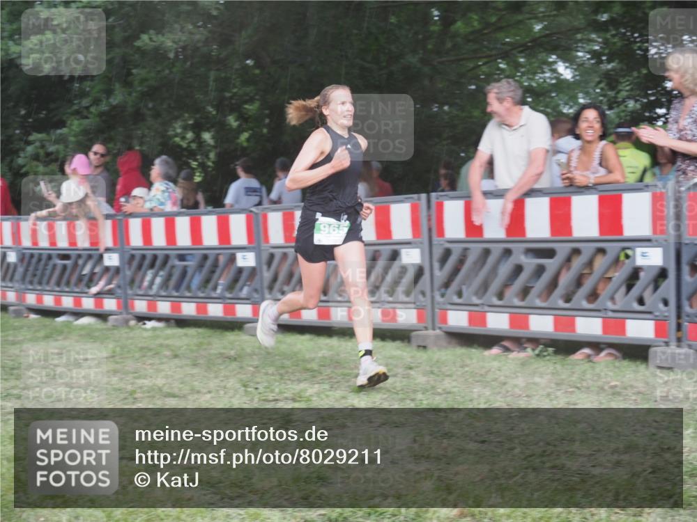 21.06.2025 - 27. Vierlanden-Triathlon KatJ http://msf.ph/oto/8029211 15.06.2025 13:34:36 Ziel 804, 965 meine-sportfotos.de