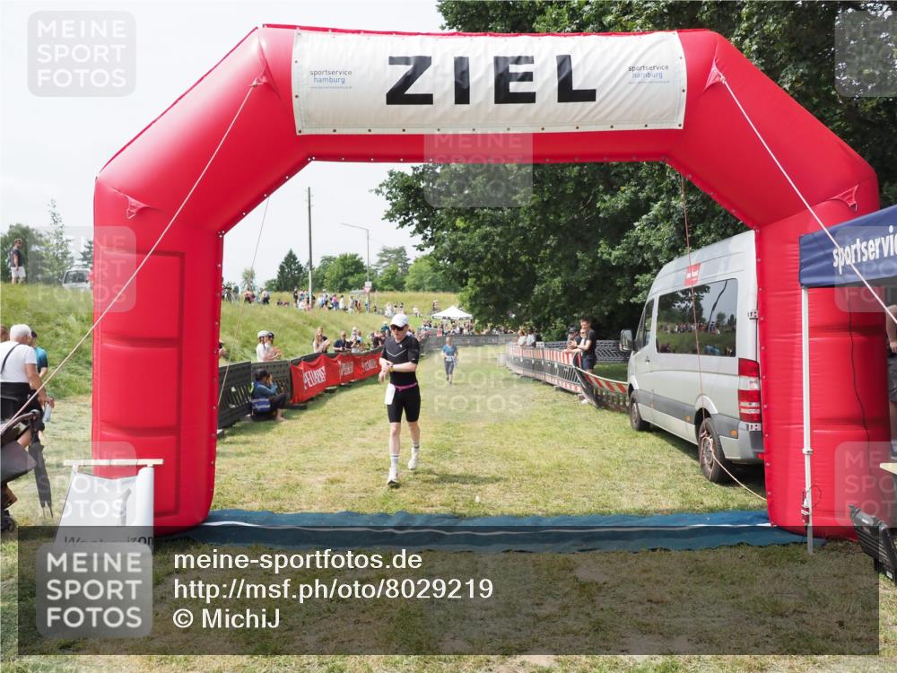 21.06.2025 - 27. Vierlanden-Triathlon MichiJ http://msf.ph/oto/8029219 15.06.2026 12:20:19 Ziel 10, 498 meine-sportfotos.de