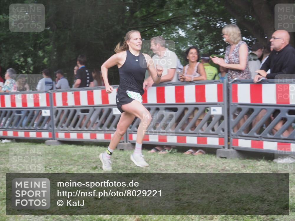 21.06.2025 - 27. Vierlanden-Triathlon KatJ http://msf.ph/oto/8029221 15.06.2025 13:34:37 Ziel 804, 965 meine-sportfotos.de