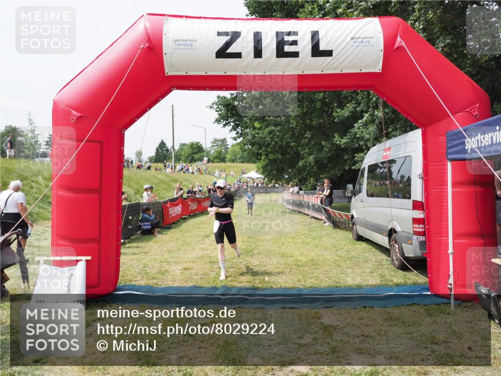 21.06.2025 - 27. Vierlanden-Triathlon MichiJ http://msf.ph/oto/8029224 15.06.2026 12:20:20 Ziel 10, 498 meine-sportfotos.de