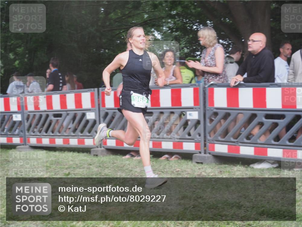 21.06.2025 - 27. Vierlanden-Triathlon KatJ http://msf.ph/oto/8029227 15.06.2025 13:34:37 Ziel 804, 965 meine-sportfotos.de