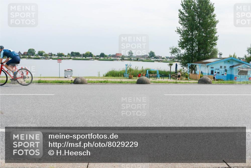 15.06.2025 - 27. Vierlanden-Triathlon H.Heesch http://msf.ph/oto/8029229 15.06.2025 11:27:00 Radfahren 964 meine-sportfotos.de