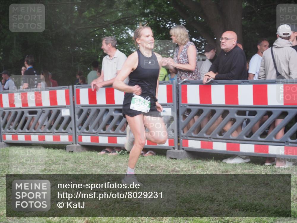 21.06.2025 - 27. Vierlanden-Triathlon KatJ http://msf.ph/oto/8029231 15.06.2025 13:34:37 Ziel 804, 965 meine-sportfotos.de