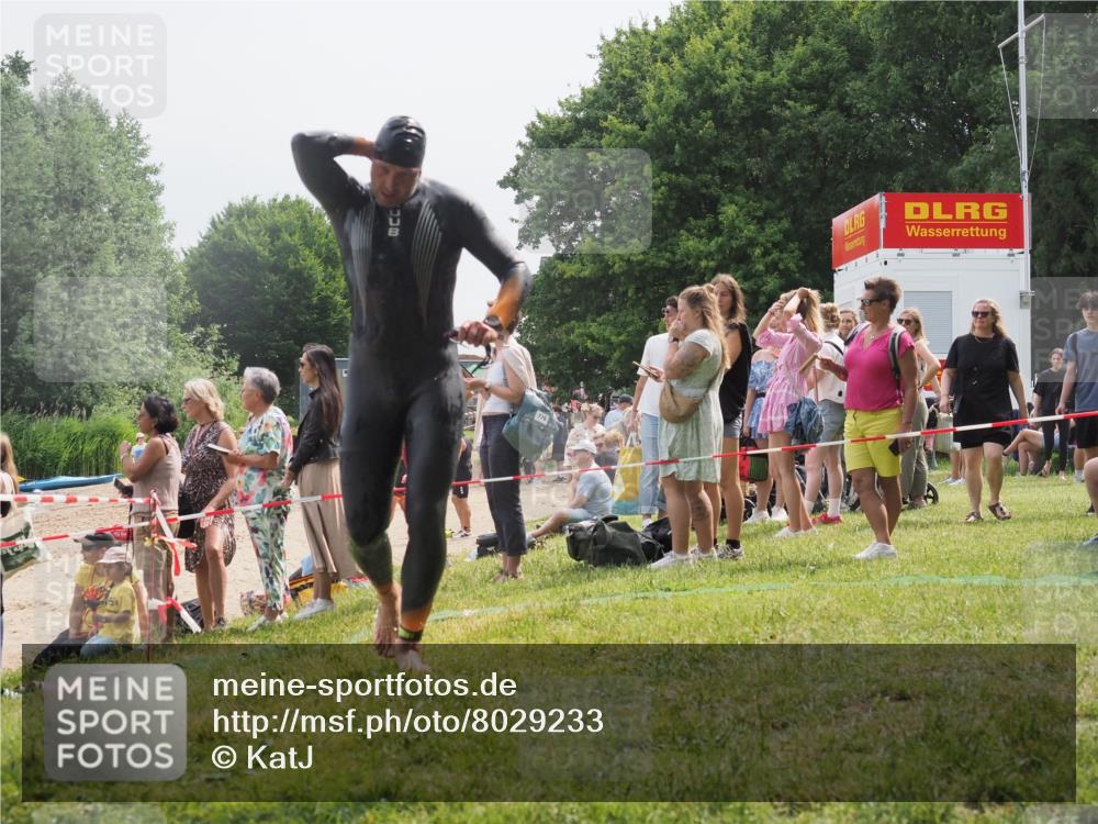 15.06.2025 - 27. Vierlanden-Triathlon KatJ http://msf.ph/oto/8029233 15.06.2025 11:04:43 Schwimmen 841, 859 meine-sportfotos.de