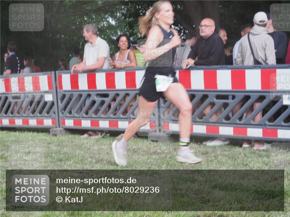 21.06.2025 - 27. Vierlanden-Triathlon KatJ http://msf.ph/oto/8029236 15.06.2025 13:34:37 Ziel 804, 965 meine-sportfotos.de